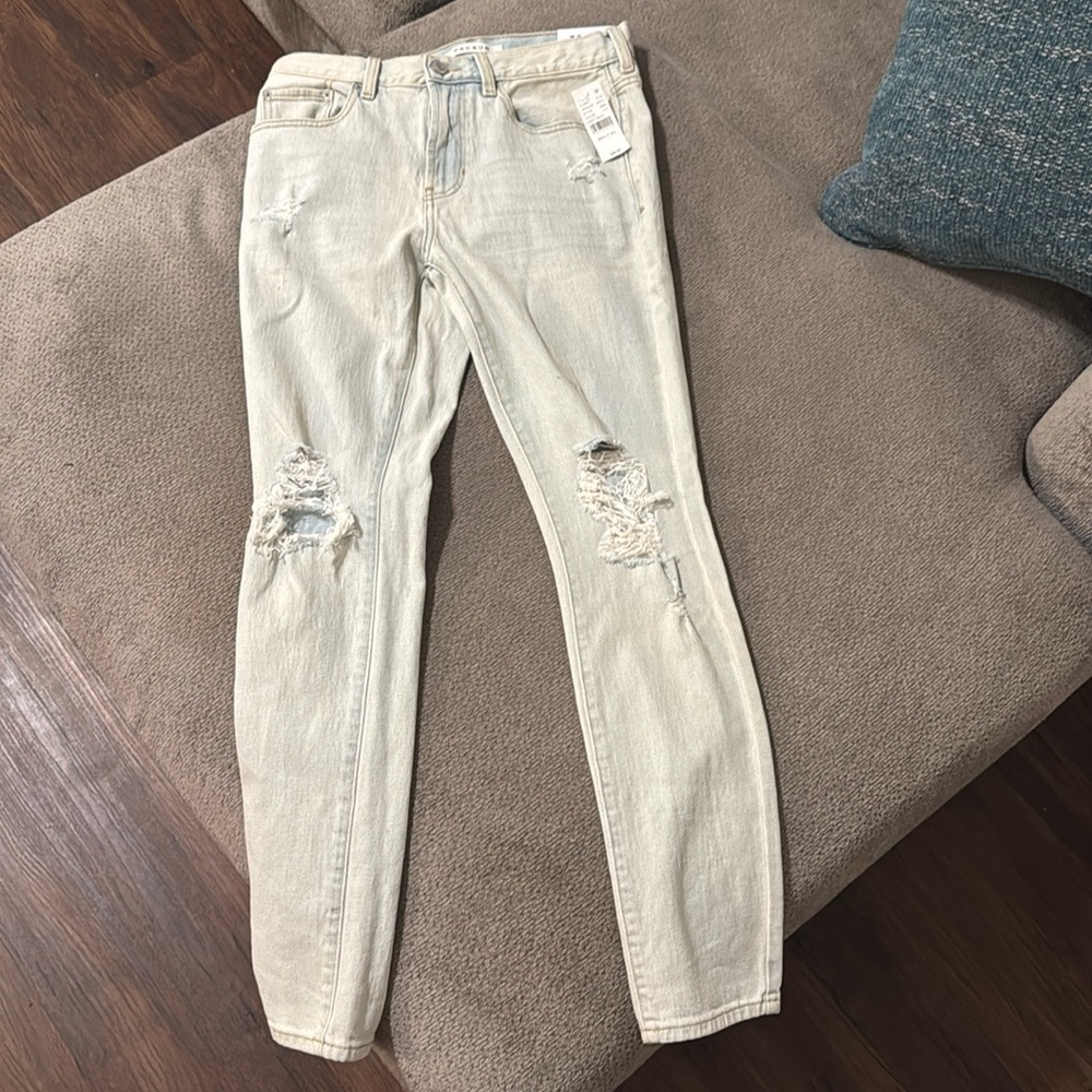 New with tags. Never worn. Pacsun men’s ripped jeans